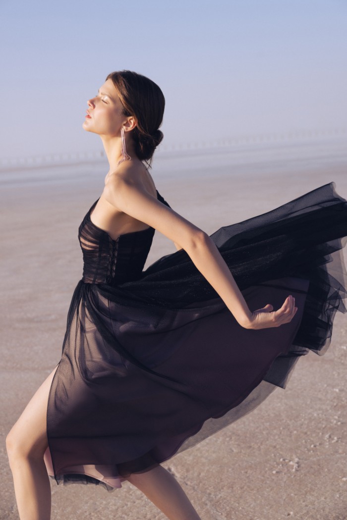 АЭЛИТА - Неземное платье миди длины с ассиметричным коротким рукавом  | Paulain