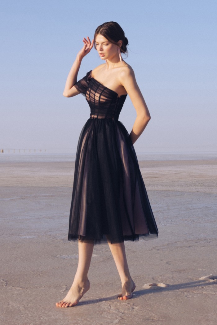 АЭЛИТА - Неземное платье миди длины с ассиметричным коротким рукавом  | Paulain