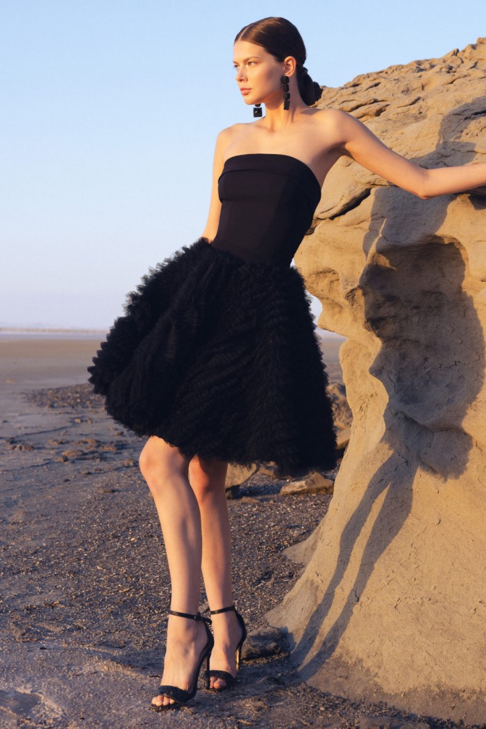 АЛЬТАИР - Черное платье мини длины с открытыми плечами | Paulain