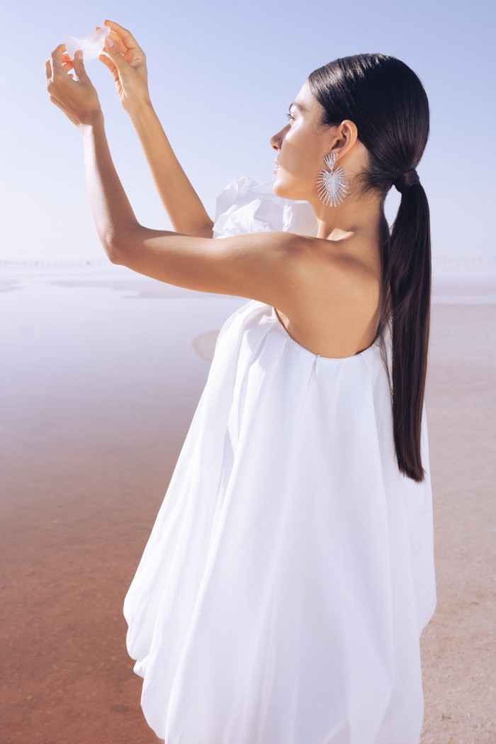 Нежное короткое платье свободного силуэта с ассиметричным объемным рукавом - ХОКУ | Paulain