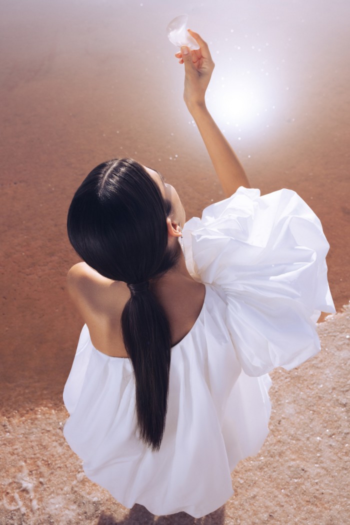 ХОКУ - Нежное короткое платье свободного силуэта с ассиметричным объемным рукавом | Paulain