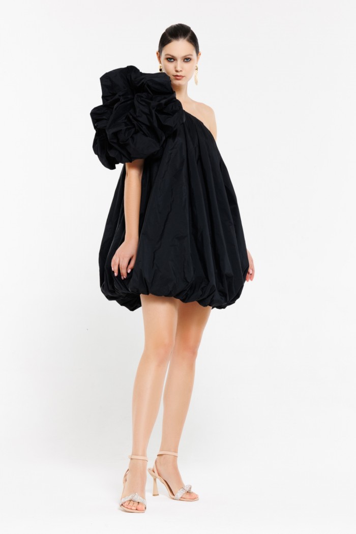 Космически прекрасное платье мини с ассиметричным рукавом в черном цвете - ХОКУ | Paulain