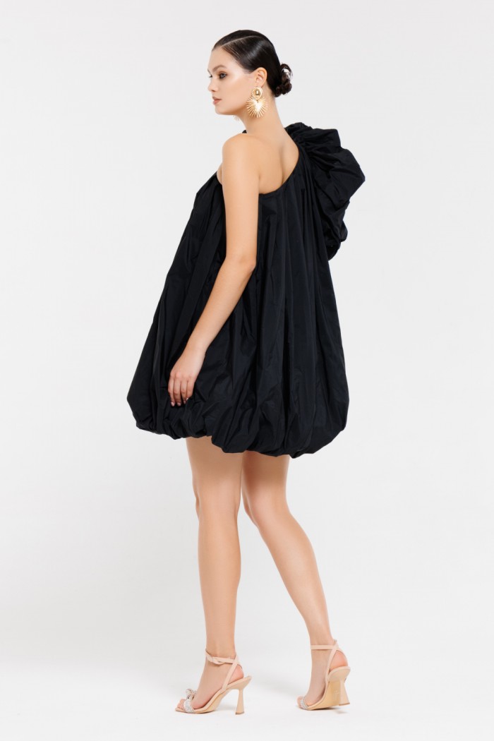 ХОКУ - Космически прекрасное платье мини с ассиметричным рукавом в черном цвете | Paulain