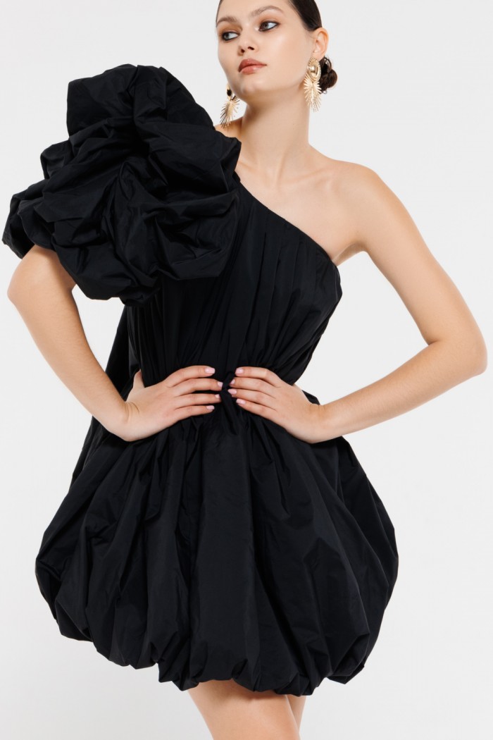 ХОКУ - Космически прекрасное платье мини с ассиметричным рукавом в черном цвете | Paulain
