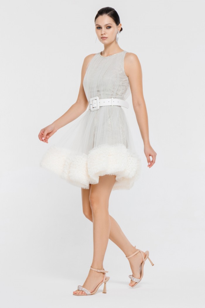 ЛИЛУ - Белое короткое платье мини длины с декорированной юбкой без рукава | Paulain