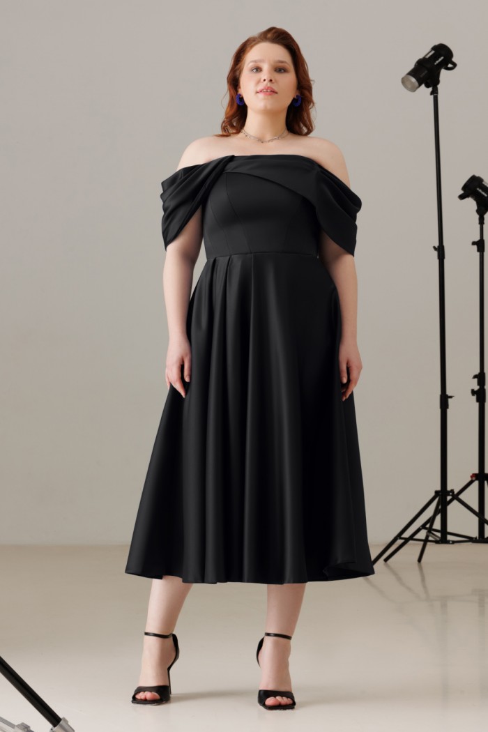 Элегантное черное платье миди длины с открытыми плечами и ассиметричной драпировкой - ЛИСИТЕЯ МИДИ | Paulain