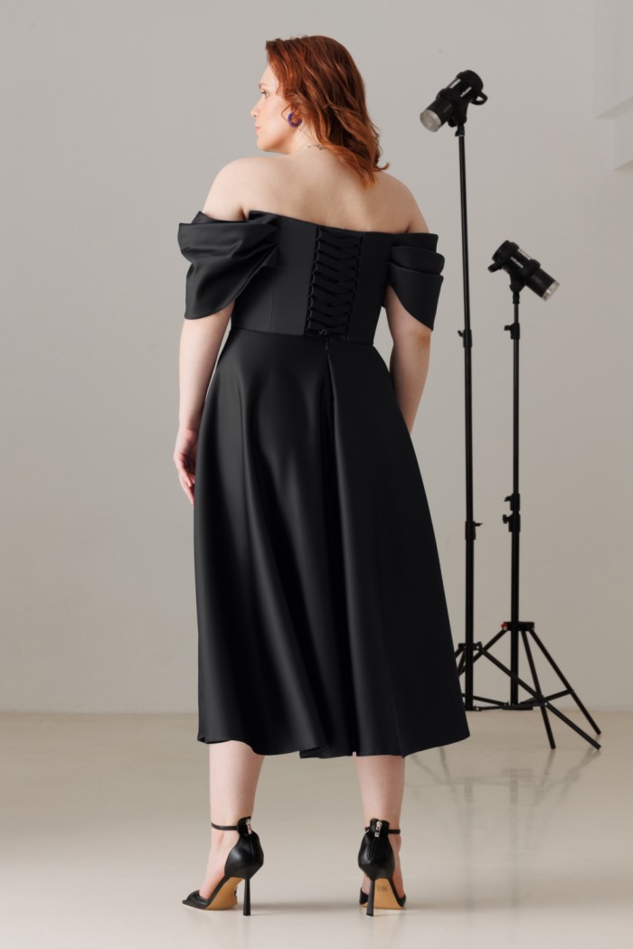 ЛИСИТЕЯ МИДИ - Элегантное черное платье миди длины с открытыми плечами и ассиметричной драпировкой | Paulain
