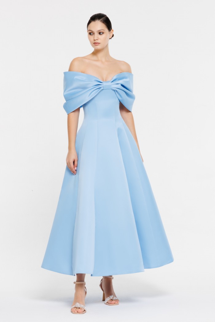 Атласное голубое платье длины мидакси с открытыми плечами и бантом - ЛОРЕЛИН | Paulain