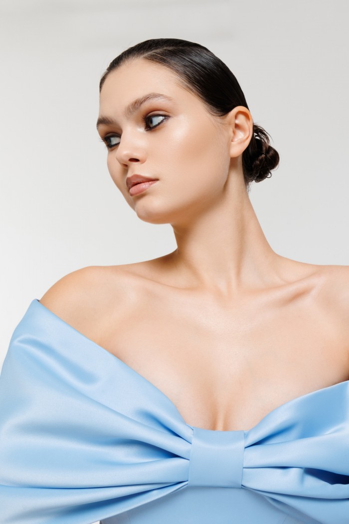 ЛОРЕЛИН - Атласное голубое платье длины мидакси с открытыми плечами и бантом | Paulain