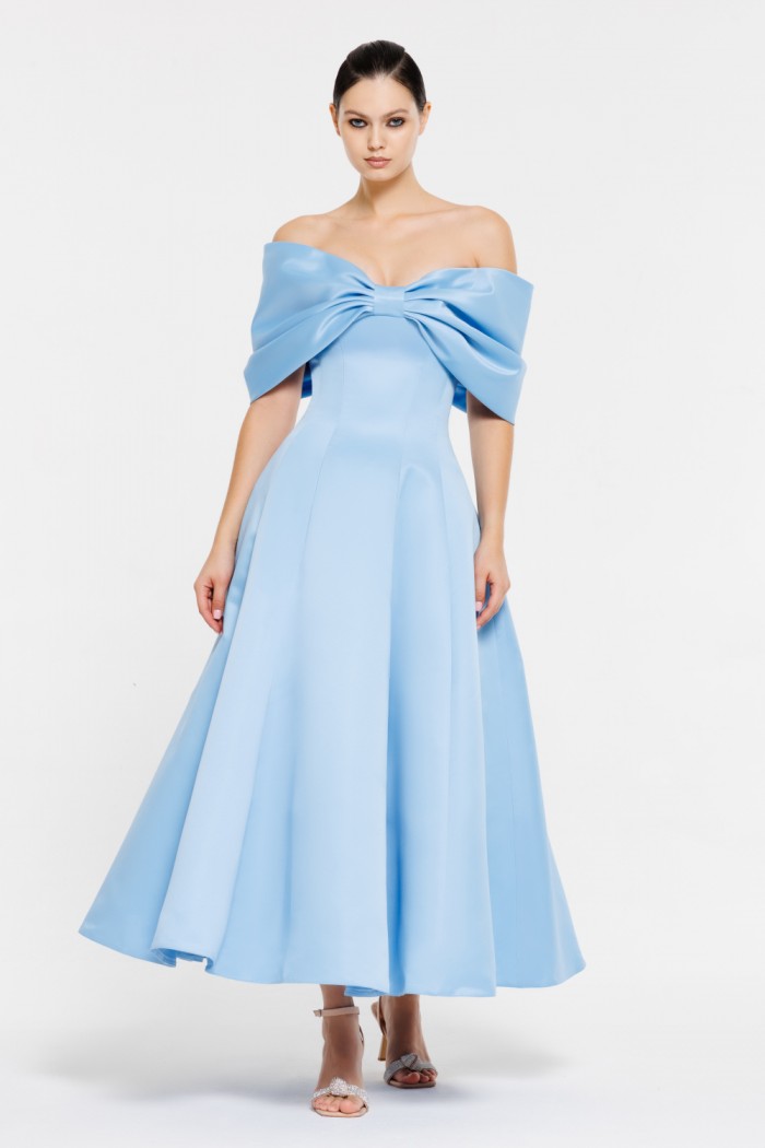 ЛОРЕЛИН - Атласное голубое платье длины мидакси с открытыми плечами и бантом | Paulain