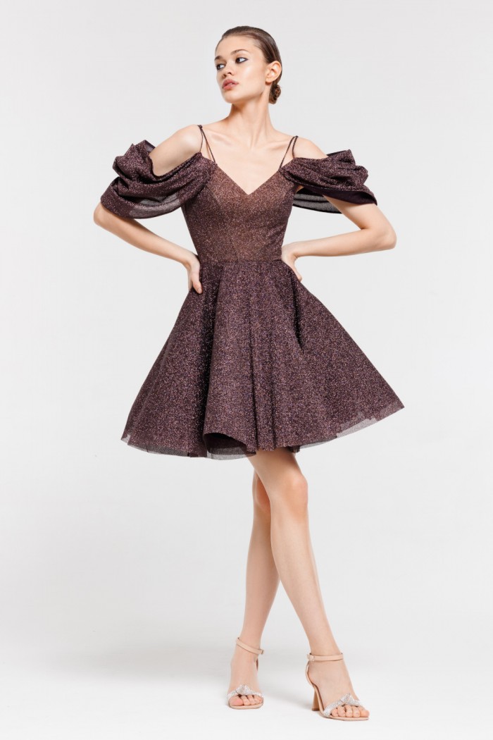 Обворожительное шоколадное платье мини на бретелях со спущенным рукавом - МЕЙМИ | Paulain