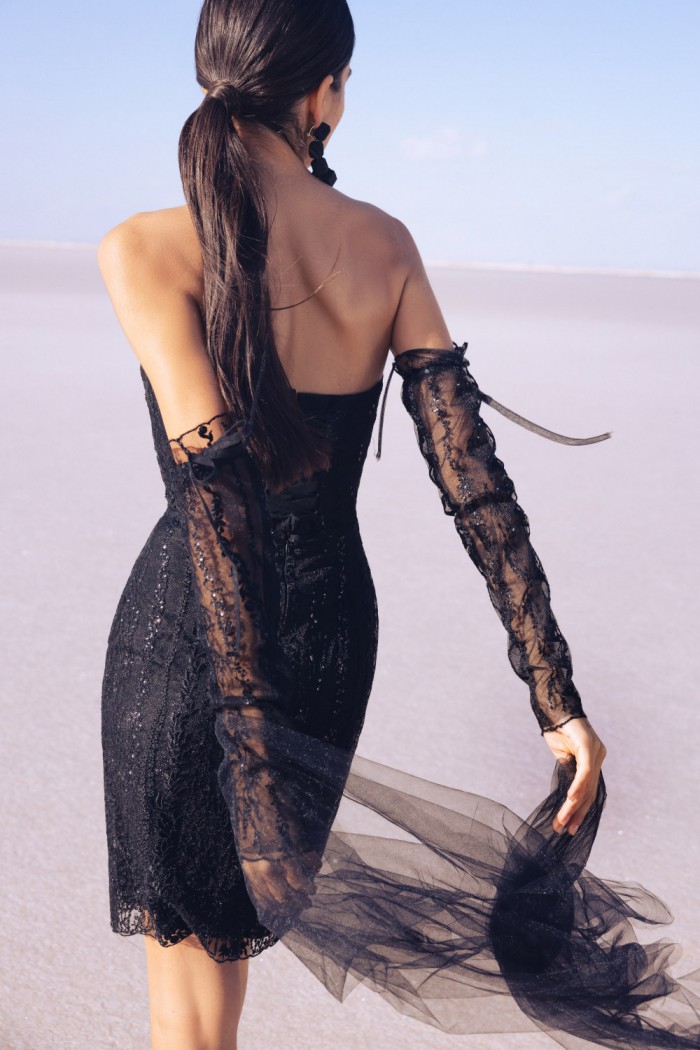 МАНТИС - Черное платье мини длины из кружева со съемными рукавами | Paulain