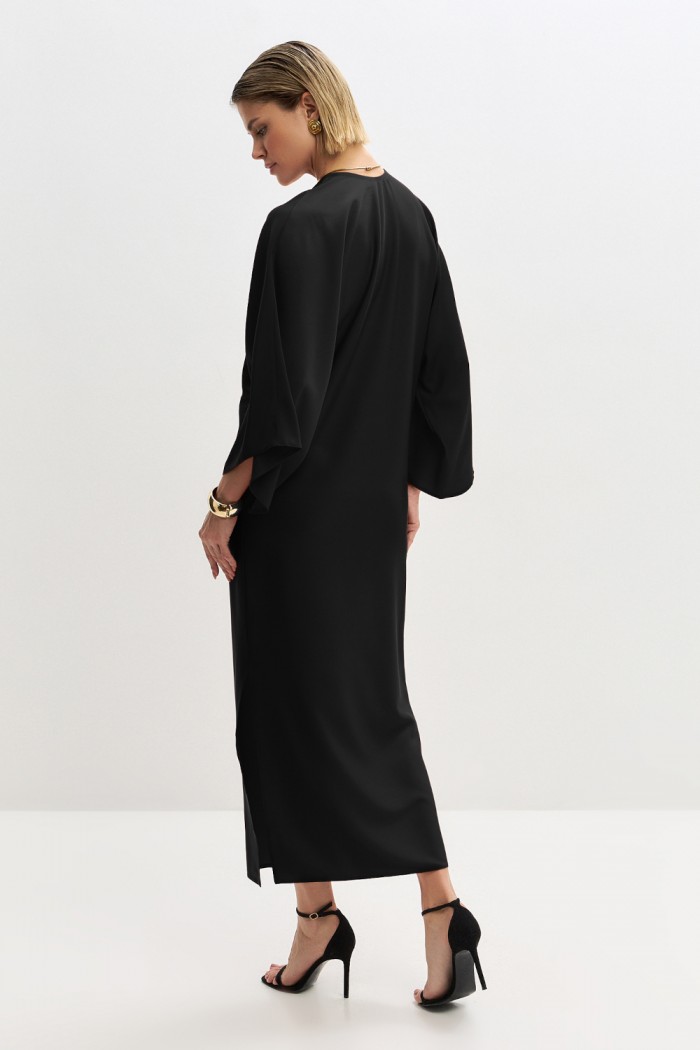 ДЕБЮ - Черное платье силуэта кимоно длины мидакси с рукавом из плотного креп-сатина | Paulain