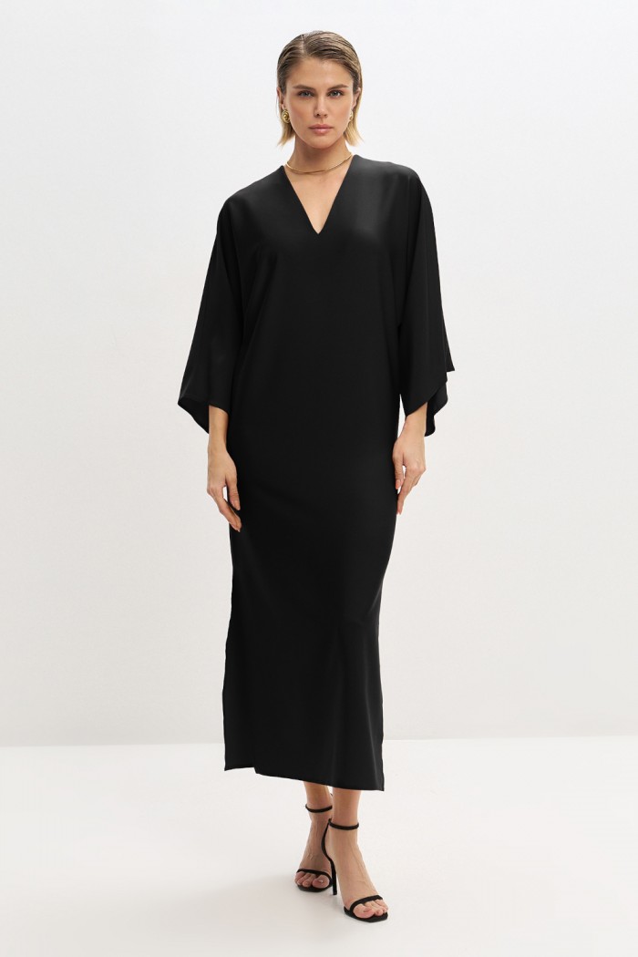 ДЕБЮ - Черное платье силуэта кимоно длины мидакси с рукавом из плотного креп-сатина | Paulain