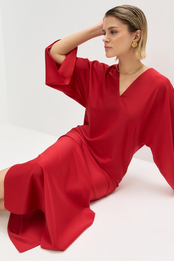 ДЕБЮ - Лаконичное яркое платье свободного кроя длины мидакси с рукавом из плотного крепа красного оттенка | Paulain