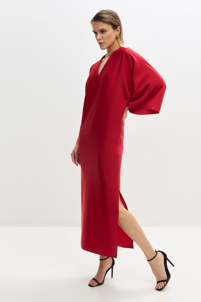 Лаконичное яркое платье свободного кроя длины мидакси с рукавом из плотного крепа красного оттенка - ДЕБЮ | Paulain