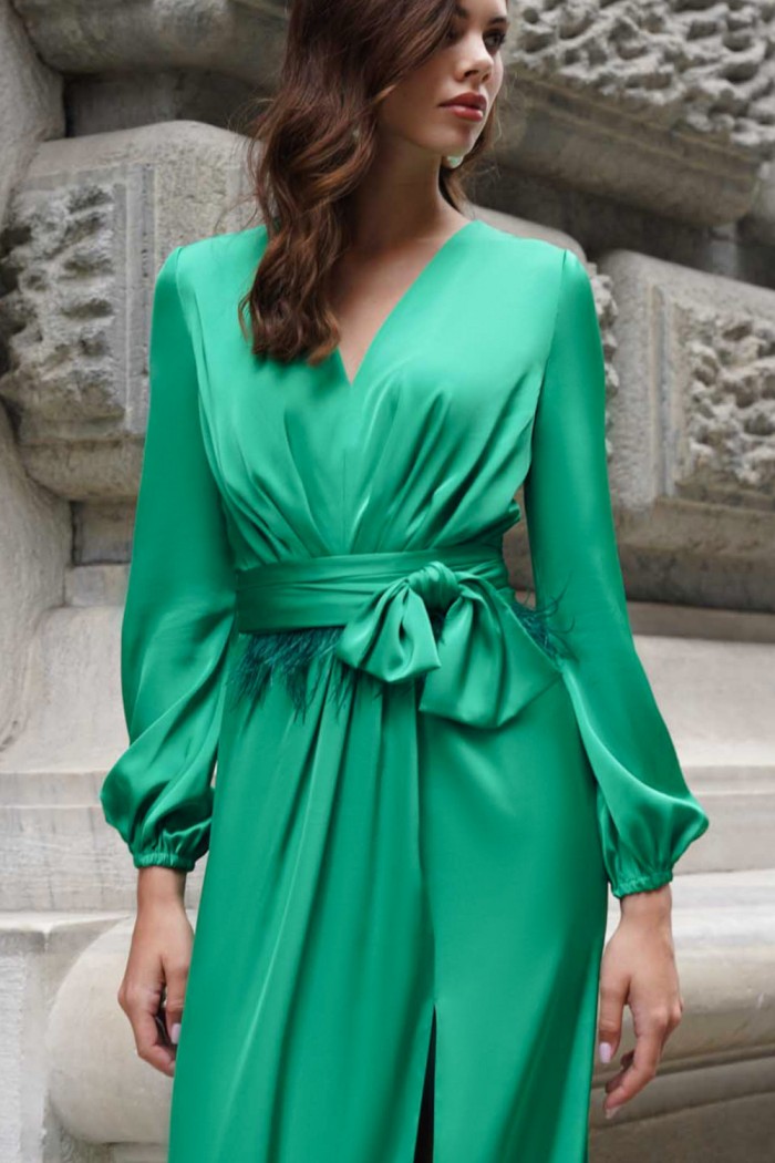 Яркое зеленое вечернее платье с разрезом по ноге в пол и длинным рукавом - БРИОНИ | Paulain