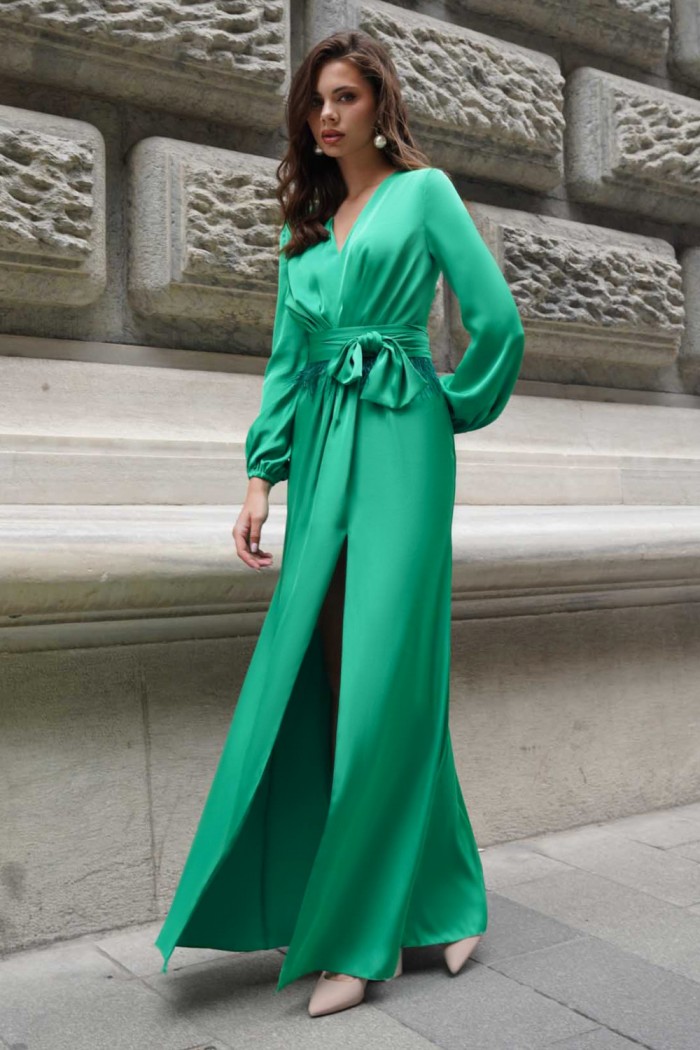 БРИОНИ - Яркое зеленое вечернее платье с разрезом по ноге в пол и длинным рукавом | Paulain