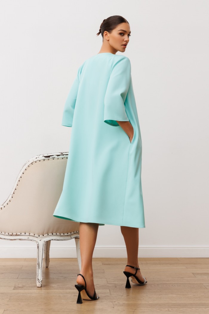 НАЭМИ - Короткое платье без рукава по силуэту длины миди в комплекте с пальто | Paulain