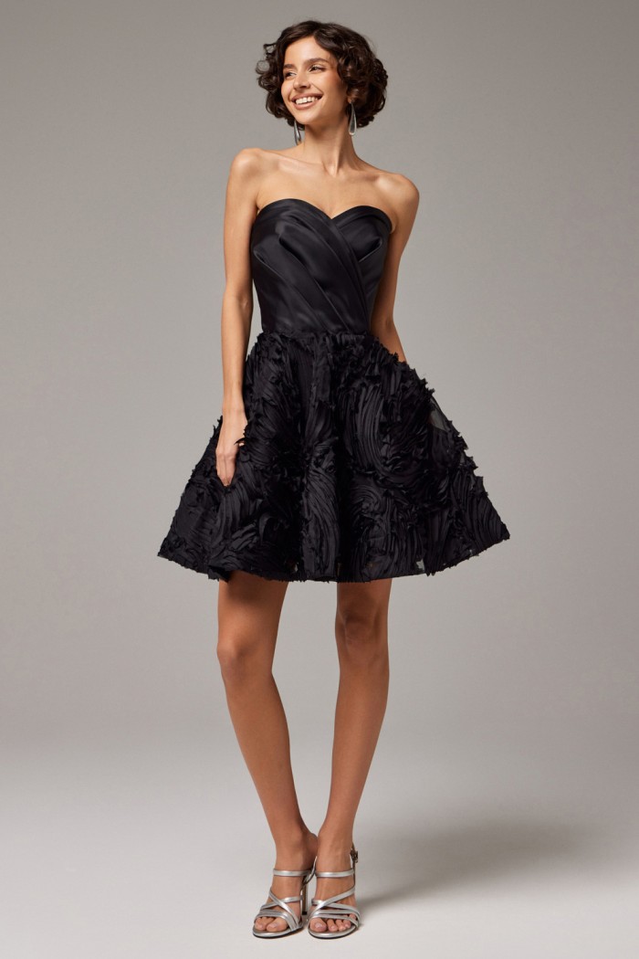 Эффектное черное платье мини длины с открытыми плечами с фигурным корсетом на шнуровке - АЗОР Мини | Paulain