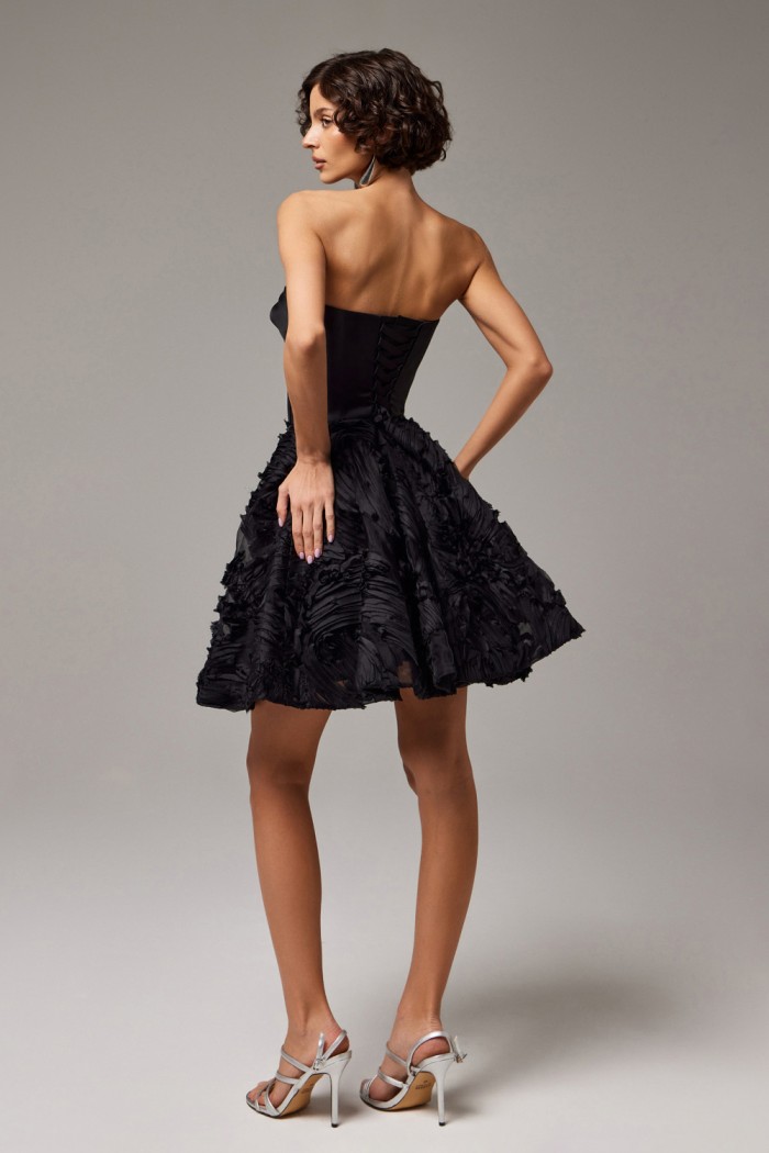 АЗОР Мини - Эффектное черное платье мини длины с открытыми плечами с фигурным корсетом на шнуровке | Paulain