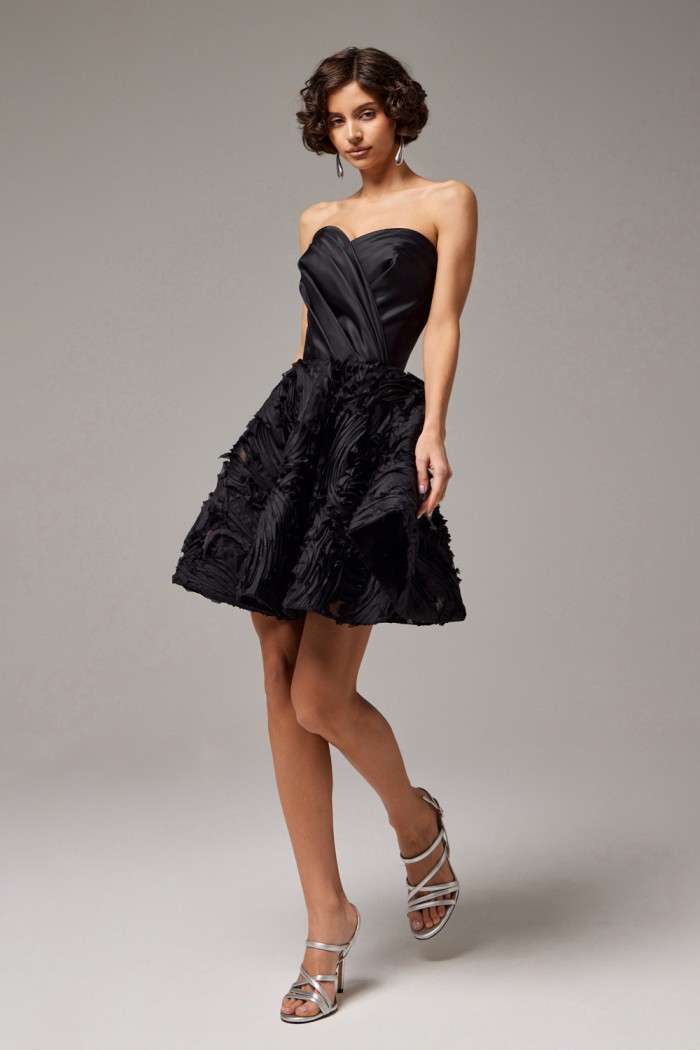 АЗОР Мини - Эффектное черное платье мини длины с открытыми плечами с фигурным корсетом на шнуровке | Paulain