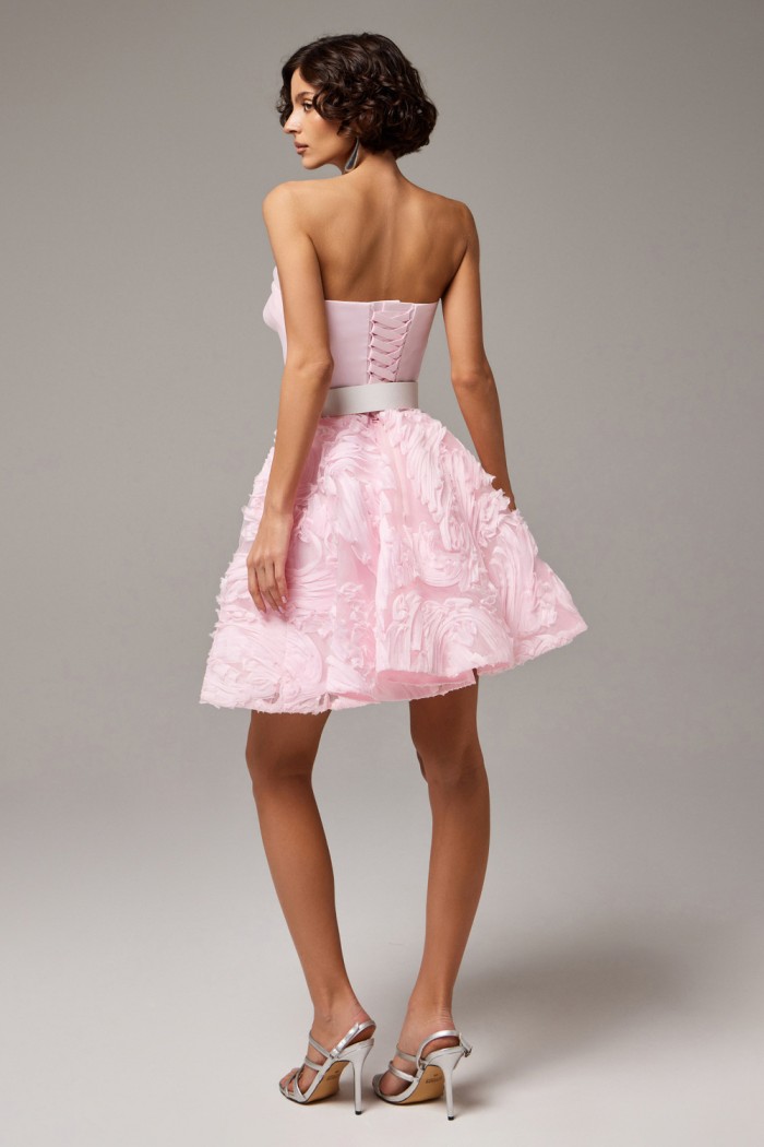 АЗОР Мини - Короткое розовое платье с открытыми плечами на корсете и объемным декором на юбке | Paulain
