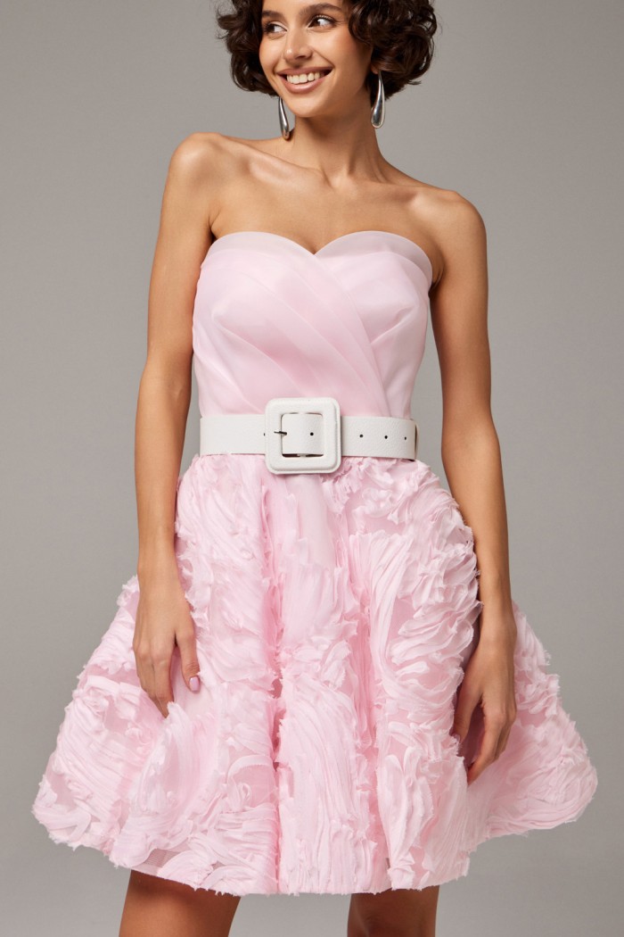 АЗОР Мини - Короткое розовое платье с открытыми плечами на корсете и объемным декором на юбке | Paulain