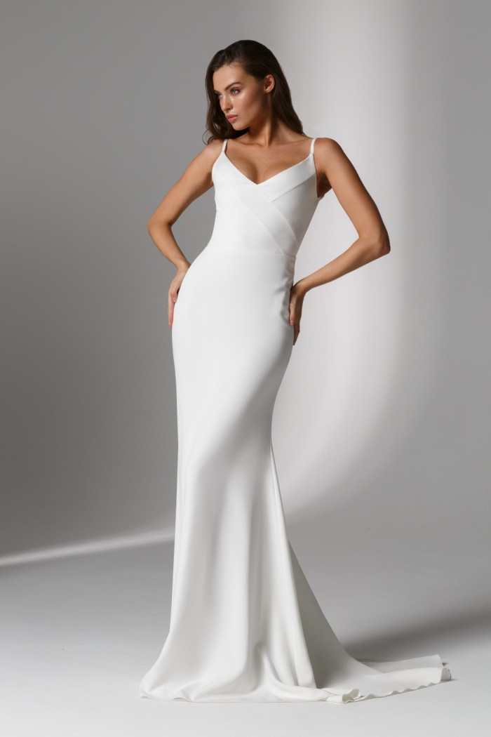 Белое силуэтное платье с открытой спиной на бретелях и шлейфом - ДАНА  | Paulain