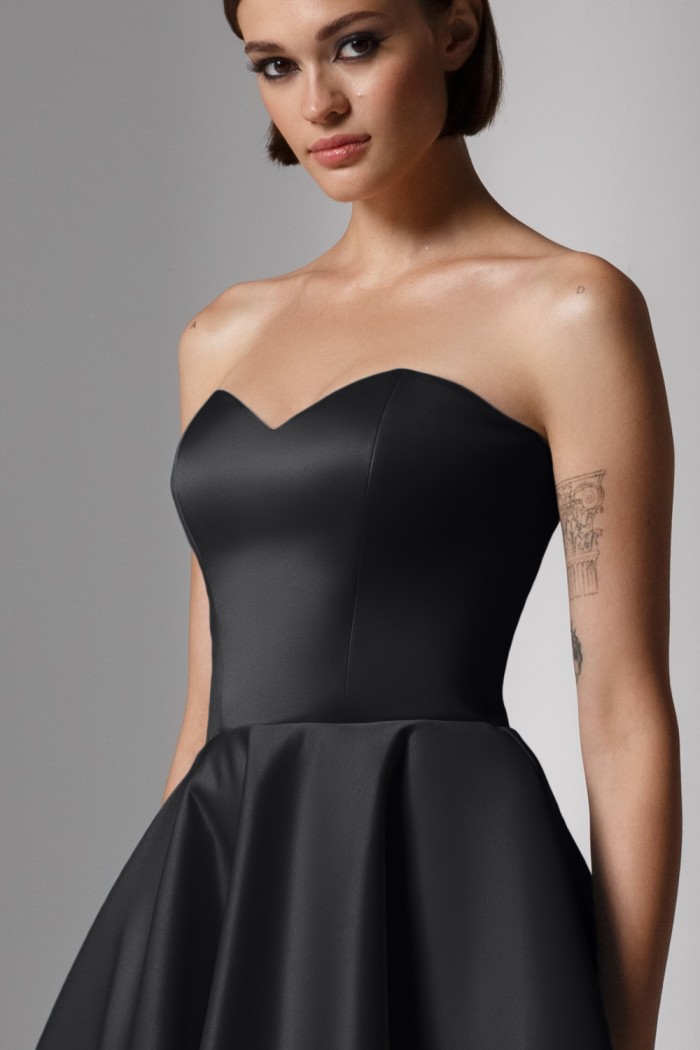 ДЕМИ МИНИ - Короткое черное платье мини длины с открытыми плечами  | Paulain