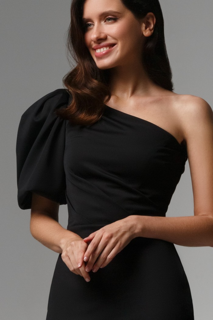 ДИЛАН - Коктейльное черное платье мини длины с ассиметричным коротким рукавом | Paulain