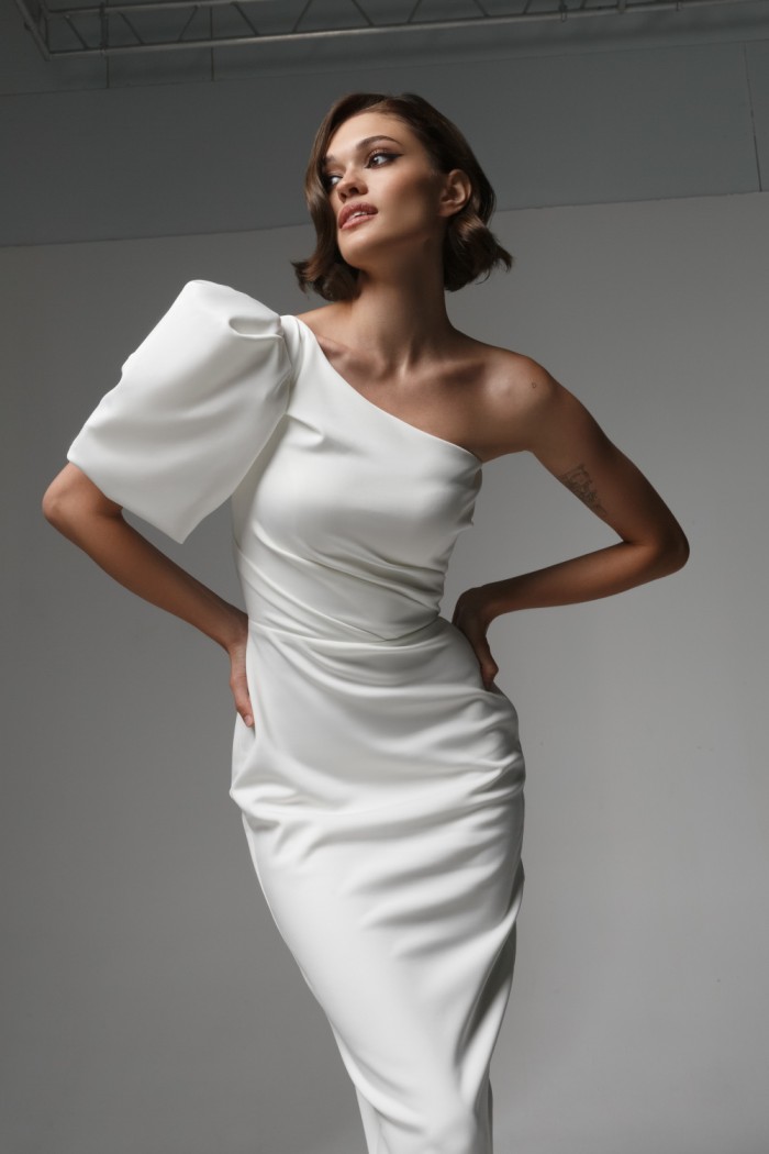 ДИЛАН - Белое коктейльное платье ниже колена с ассиметричным коротком рукавом | Paulain