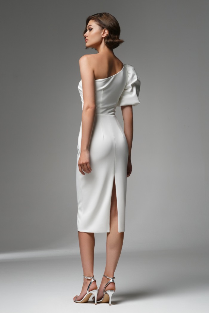 ДИЛАН - Белое коктейльное платье ниже колена с ассиметричным коротком рукавом | Paulain