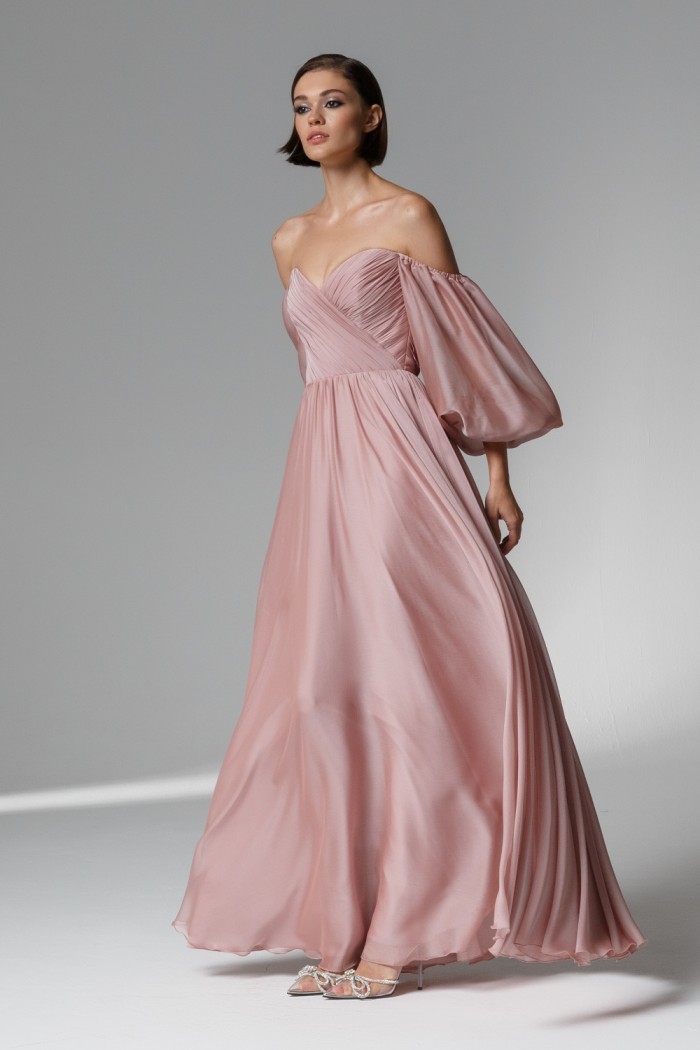 ХОУП - Красивое вечернее платье нежного оттенка со спущенным рукавом | Paulain
