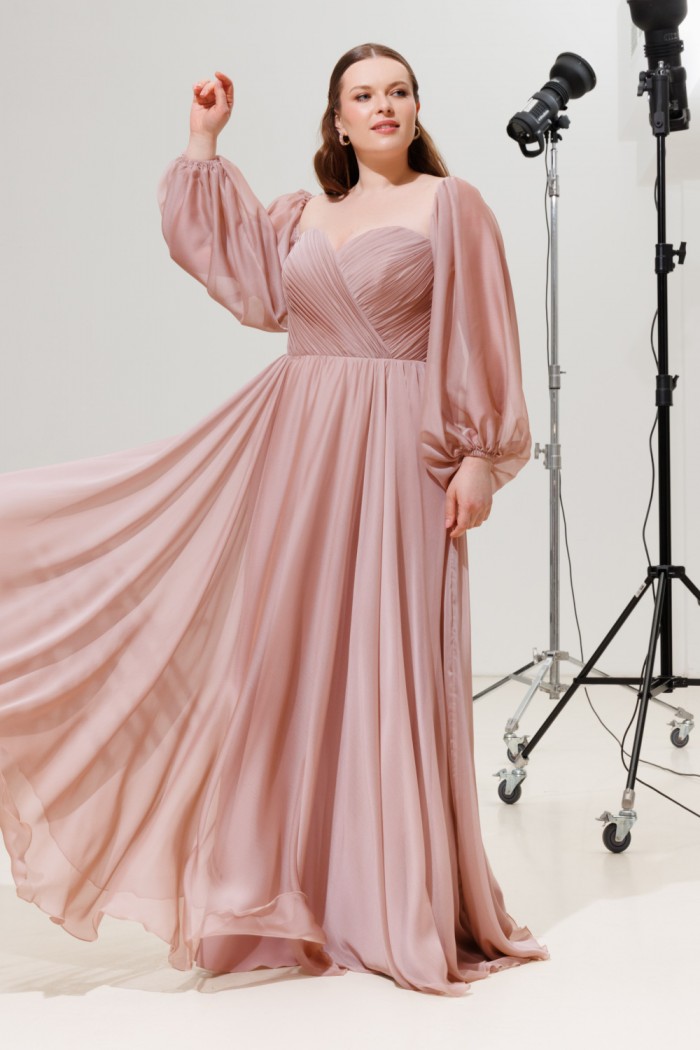 Вечернее длинное платье нежного оттенка со спущенным рукавом большого размера  - ХОУП | Paulain