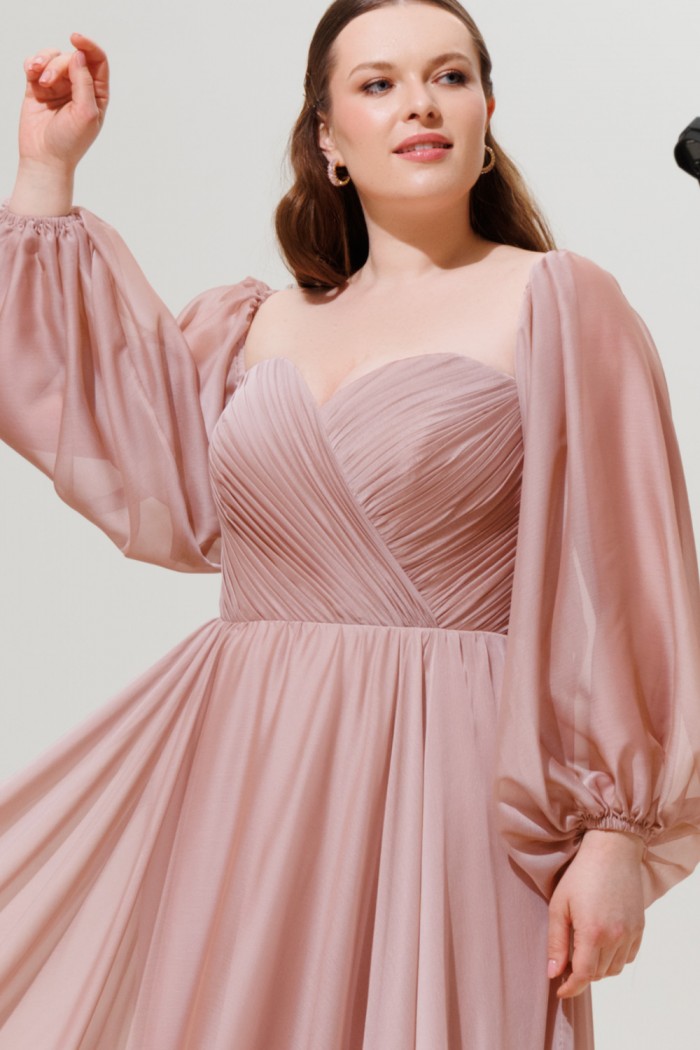 ХОУП - Вечернее длинное платье нежного оттенка со спущенным рукавом большого размера  | Paulain