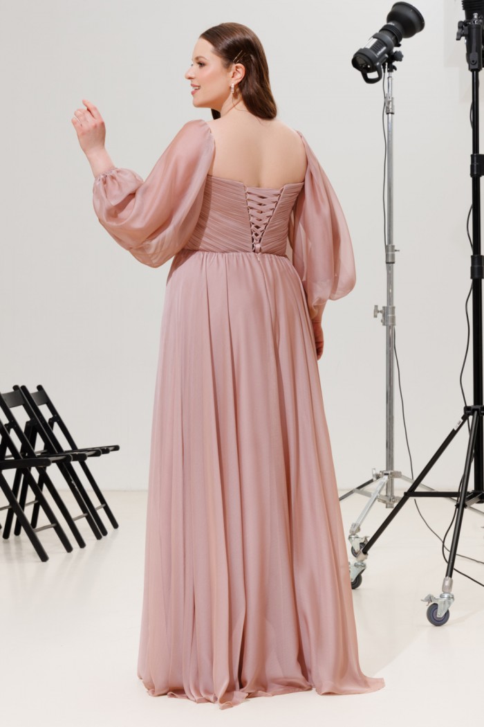 ХОУП - Вечернее длинное платье нежного оттенка со спущенным рукавом большого размера  | Paulain