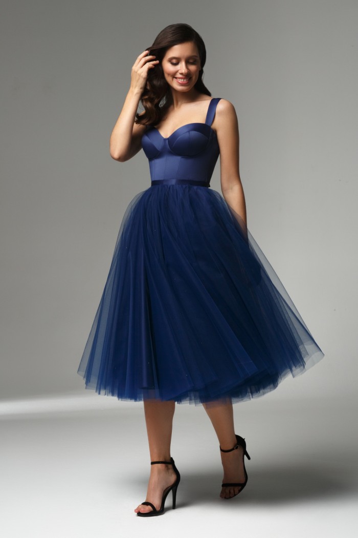 Эффектное синее платье миди длины с пышной юбкой на бретелях - КЕНДАЛЛ | Paulain