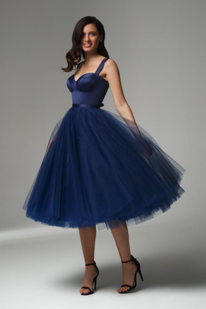 КЕНДАЛЛ - Эффектное синее платье миди длины с пышной юбкой на бретелях | Paulain