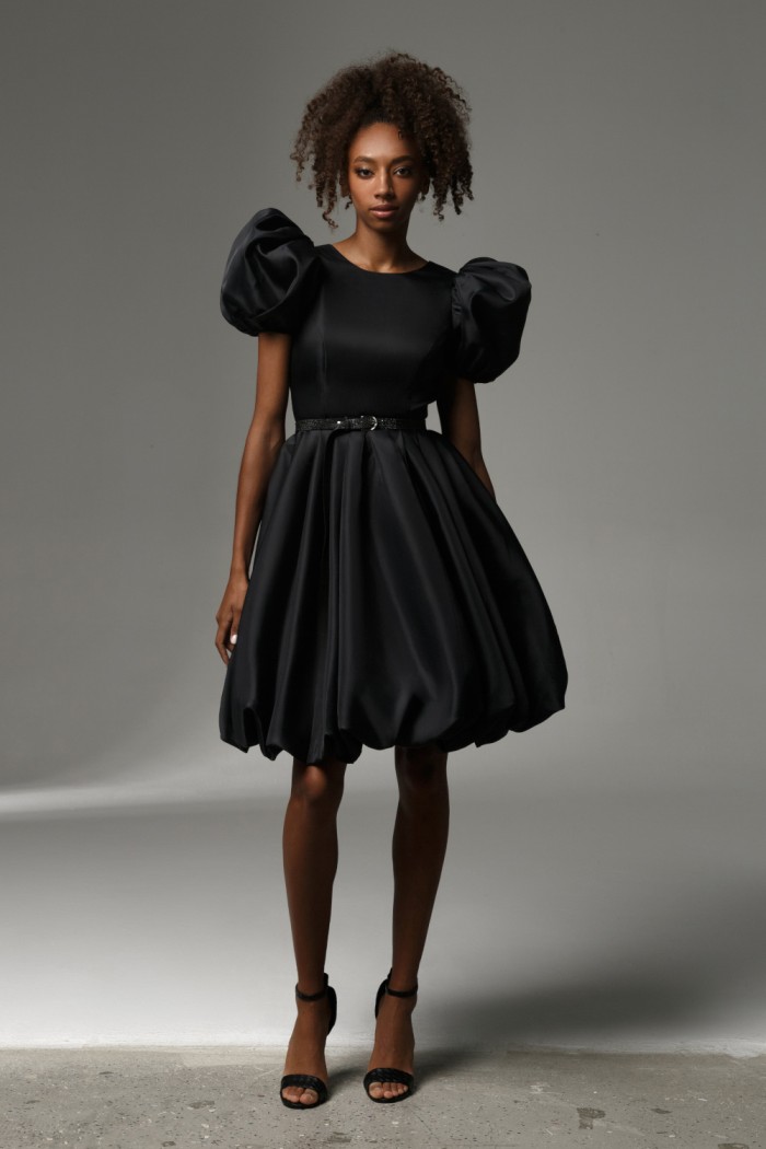 Короткое коктейльное черное платье с коротким рукавом - ЛОЛИТА | Paulain