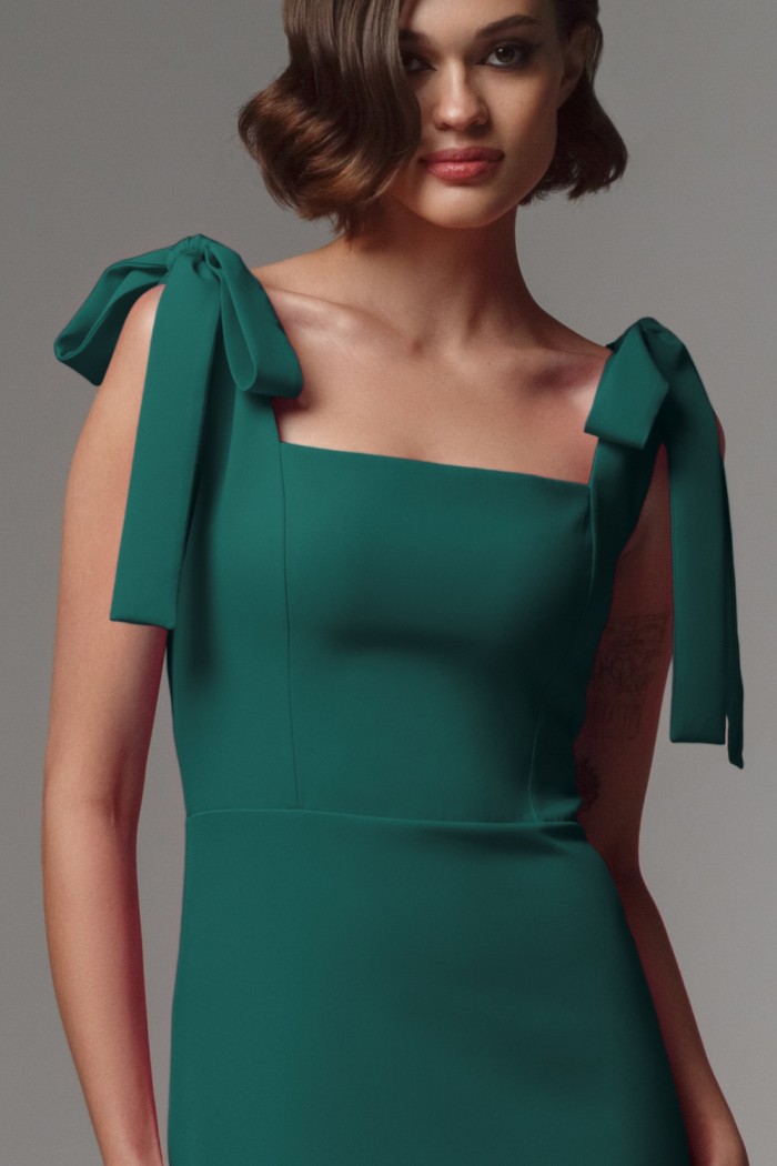 МИША - Прямое коктейльное платье зеленого цвета миди длины на бретелях с бантами | Paulain