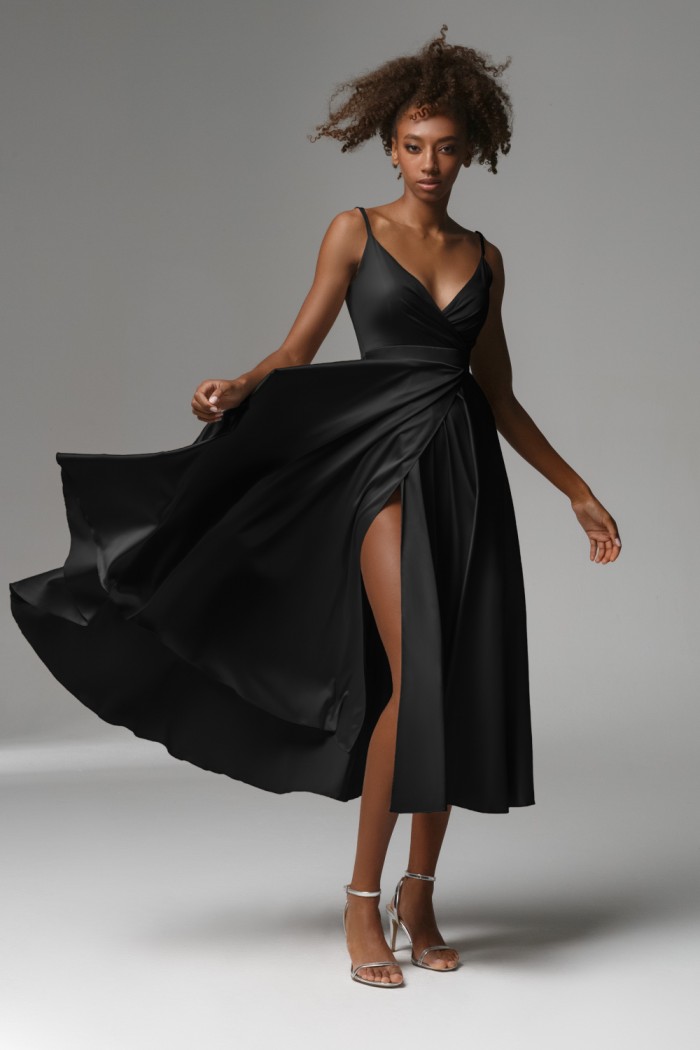 Коктейльное черное платье на бретелях с легкой юбкой и открытым декольте - НИССА МИДИ | Paulain