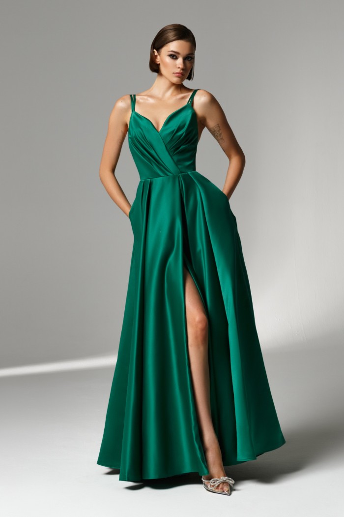 Длинное зеленое печернее платье на бретелях с разрезом по ноге - РИАННОН | Paulain