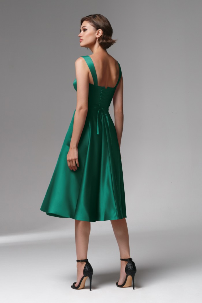 ТАТИ МИДИ - Яркое коктейльное платье цвета изумруд на шнуровке | Paulain