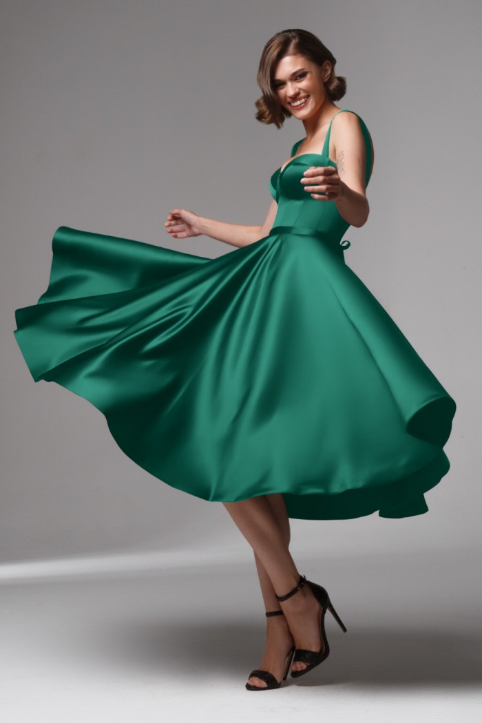 ТАТИ МИДИ - Яркое коктейльное платье цвета изумруд на шнуровке | Paulain
