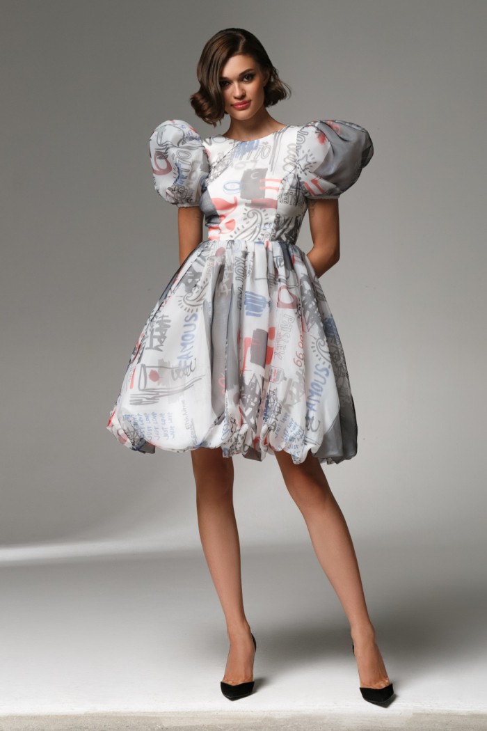 Короткое коктейльное платье мини длины с принтом и коротким рукавом - ЮККИ | Paulain