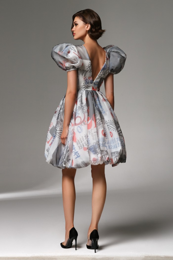 ЮККИ - Короткое коктейльное платье мини длины с принтом и коротким рукавом | Paulain