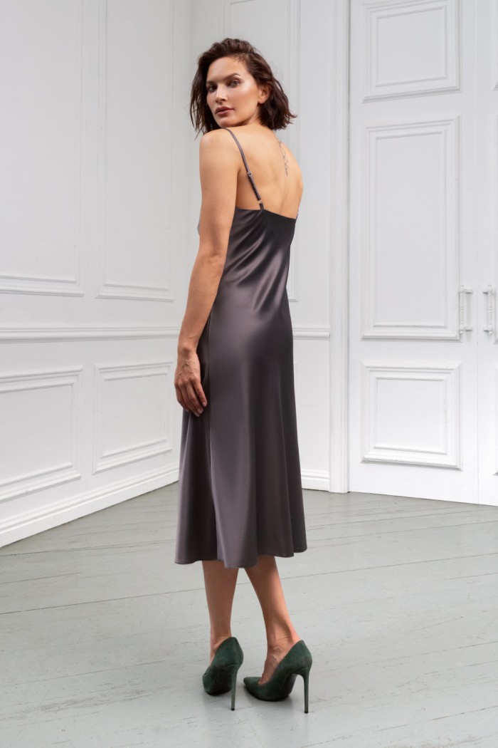 БОНИ - Коктейльное платье длины миди из тонкого атласа на тонких бретелях | Paulain