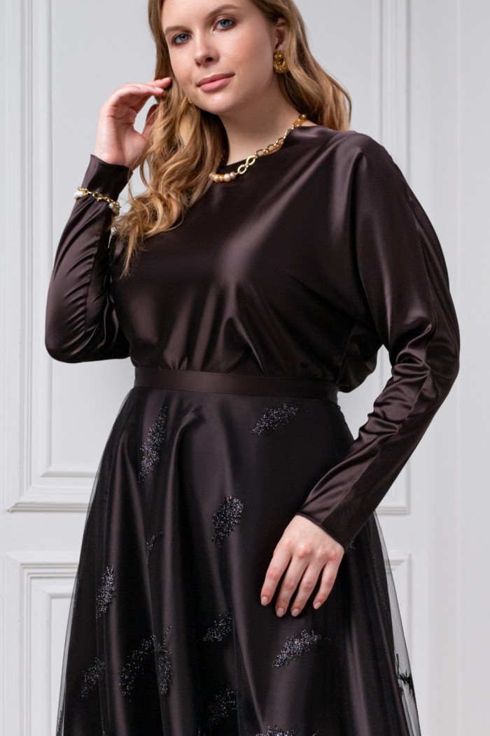 ХУМА - Атласная блуза с рукавом и юбка с глиттерным принтом-опереньем | Paulain