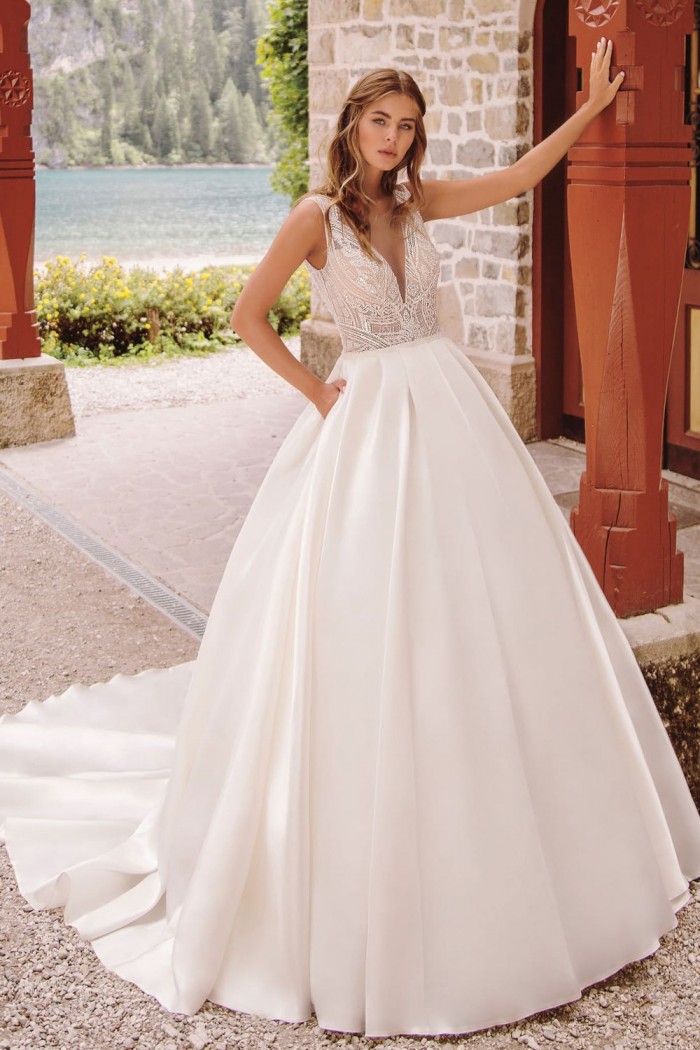 Свадебное платье с расшитым лифом и атласной юбкой со шлейфом - АГЕЛ | Paulain